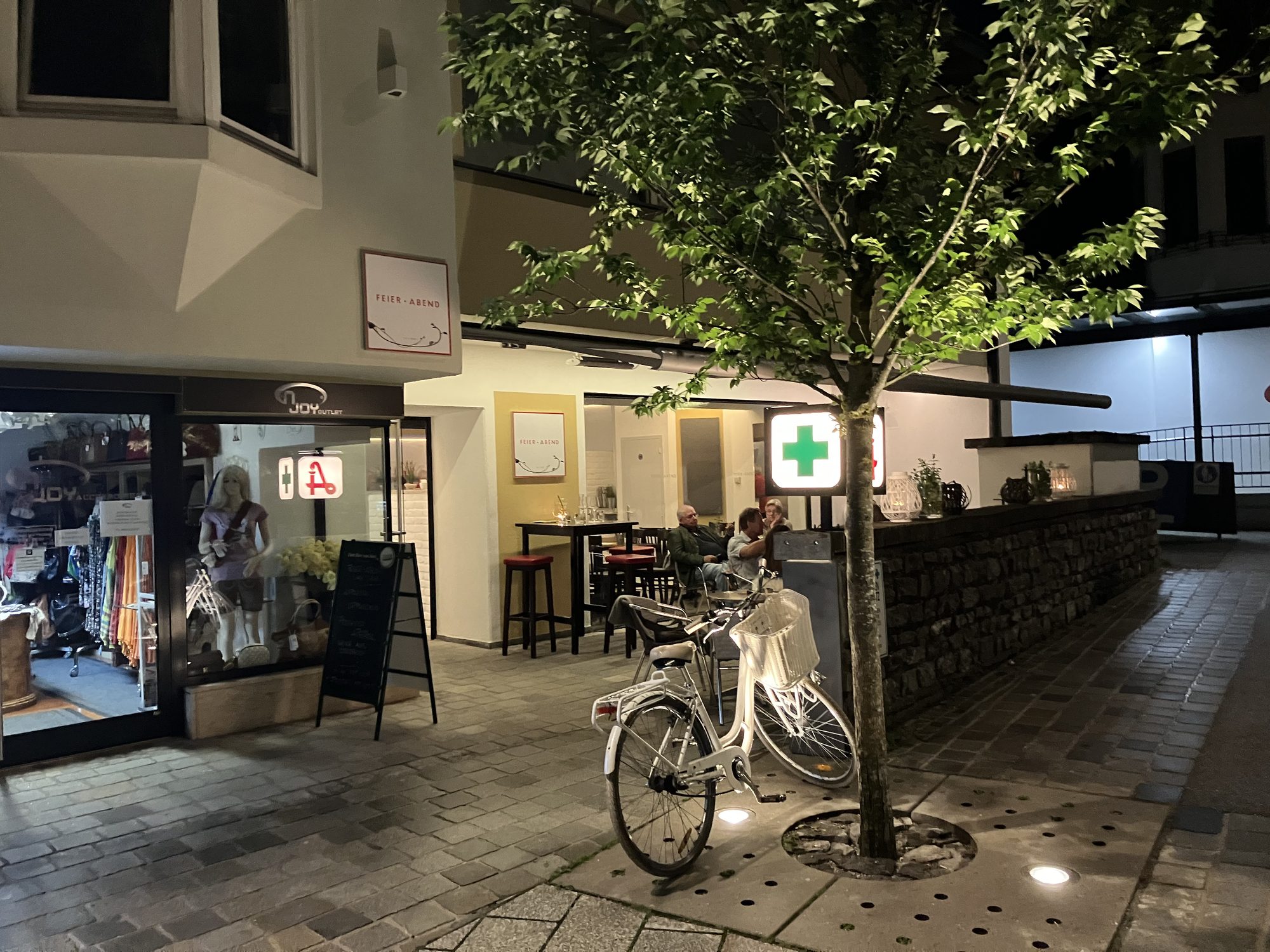 The entrance on Kaiserstraße — the sign on the left, the terrace on the right.