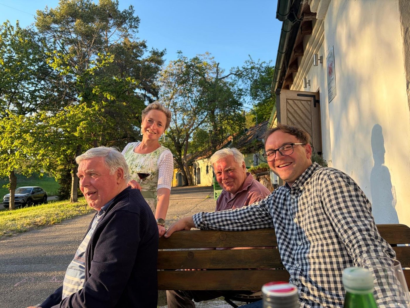 Na rua das adegas: o Johannes com o pai e o tio — e a Liane no meio.